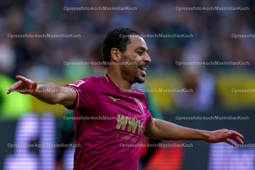 BMG21022502162 | 22.02.2025, Fußball, Borussia Mönchengladbach - FC Augsburg, 1. Fußball Bundesliga, Borussia-Park, Saison 2024 2025: Torjubel nach dem Treffer zum 1:0 durch Alexis Claude-Maurice (FC Augsburg #20)DFB regulations prohibit any use of photographs as image sequences and or quasi-video.