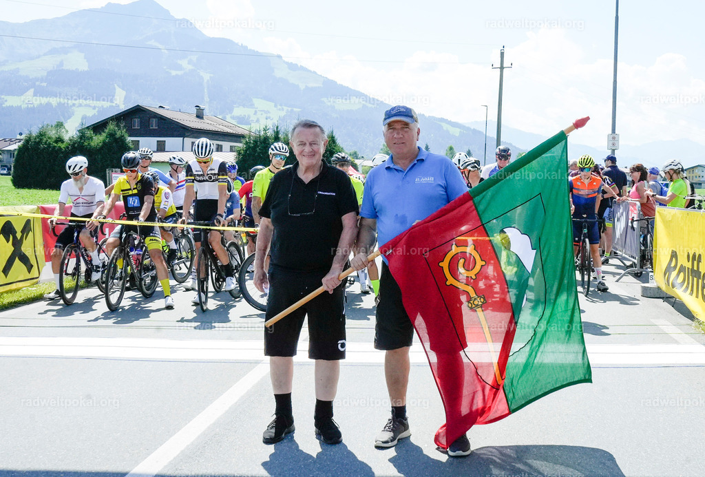 07_20230817_radweltpokal_rennen_maenner | AUT - OESTERREICH, 2023-08-16: SPORT RENNRAD-FAHREN - 55. INTERNATIONALER RADWELTPOKAL IN ST. JOHANN IN TIROL  - Vintage-Radrennen mit WM-Bronze-Medaillen-Siegerin Christina Schweinberger, den Teilnehmer und Alexander Baumann (vom Orginastions-Team) - TAG 2 BEWERB MAENNER IN SECHS GRUPPEN  - GRUENDER HARALD BAUMANN (LINKS) MIT TVB-GESCHAEFSTFUEHRER; Foto: Roland Muehlanger