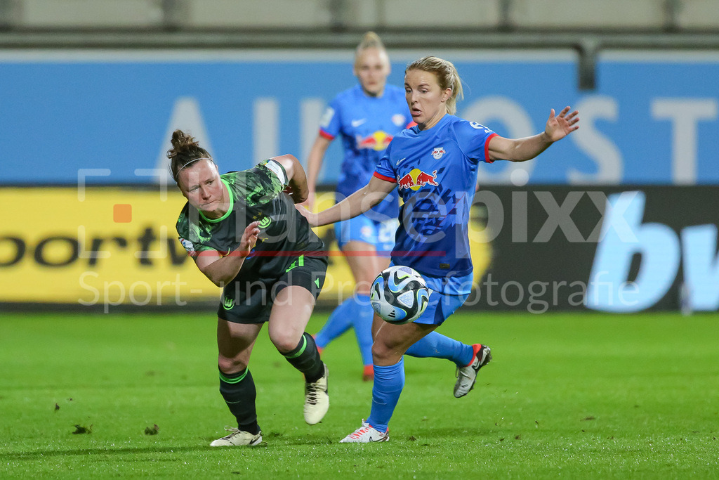 Fussball, Google Pixel Frauen-Bundesliga, VfL Wolfsburg - RB Leipzig | v.li.: Marina Hegering (VfL Wolfsburg, 31) und Mimmi Larsson (RB Leipzig, 14) im Zweikampf, Duell, Dynamik, Aktion, Action, Spielszene, DIE DFB-RICHTLINIEN UNTERSAGEN JEGLICHE NUTZUNG VON FOTOS ALS SEQUENZBILDER UND/ODER VIDEOÄHNLICHE FOTOSTRECKEN. DFB REGULATIONS PROHIBIT ANY USE OF PHOTOGRAPHS AS IMAGE SEQUENCES AND/OR QUASI-VIDEO.