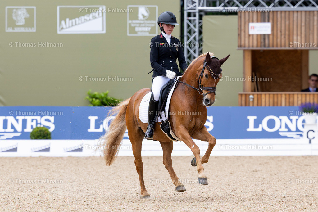 TH_525 Dobbi Dobsen_ Lilli von Helldorff_29185 | Al Shiraàa Deutsches Spring- und Dressur-Derby 2025 am 30.05.25 in Hamburg, Thomas Hellmann, 525 Dobbi Dobsen, Lilli von Helldorff