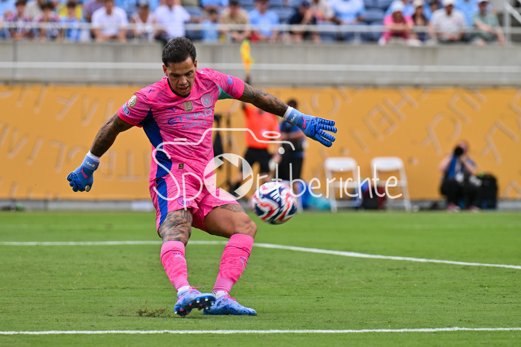 Juventus Turin - Manchester City | am BAll EDERSON (Manchester City 31) / Einzelfoto / Freisteller / FIFA Club World Cup: Juventus Turin - Manchester City, Camping World Stadium am 26.06.2025 / NOT FOR SALE IN USA