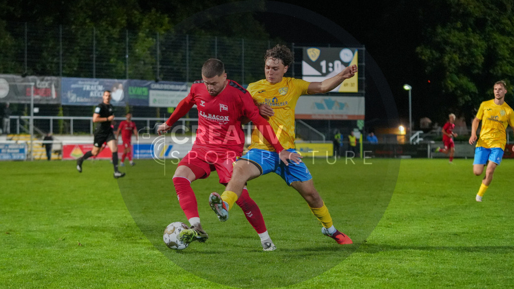 Fußball, Herren, Saison 2025/2026, Regionalliga Nordost, 8. Spieltag, FSV 63 Luckenwalde vs. FC Hertha 03 Zehlendorf, Dienstag 16.09.2025, Werner-Seelenbinder-Stadion Luckenwalde, | Fußball, Herren, Saison 2025/2026, Regionalliga Nordost, 8. Spieltag, FSV 63 Luckenwalde vs. FC Hertha 03 Zehlendorf, Dienstag 16.09.2025, Werner-Seelenbinder-Stadion Luckenwalde, Im Bild: Nathan Wicht (l. zehlendorf) und Max Hathaway (r. Luckenwalde) - Realisiert mit Pictrs.com