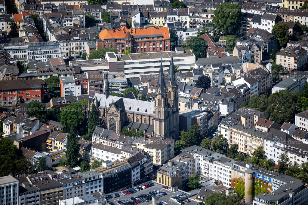 4048304 | Die Stiftskirche ist eine römisch-katholische Pfarrkirche in Bonn, die den Namen St. Johann Baptist und Petrus trägt, lokal auch Kuhle Dom genannt, und von 1879 bis 1886 erbaut wurde