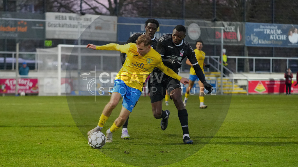 Fußball, Herren, Saison 2025/2026, Regionalliga Nordost, 18. Spieltag, FSV 63 Luckenwalde vs. FC Rot-Weiß Erfurt, Samstag 06.12.2025, Werner-Seelenbinder-Stadion Luckenwalde, | Fußball, Herren, Saison 2025/2026, Regionalliga Nordost, 18. Spieltag, FSV 63 Luckenwalde vs. FC Rot-Weiß Erfurt, Samstag 06.12.2025, Werner-Seelenbinder-Stadion Luckenwalde, Im Bild: Obed Chidindu Ugondu (r. Erfurt) und Fabio Schneider (l. Luckenwalde) - Realisiert mit Pictrs.com