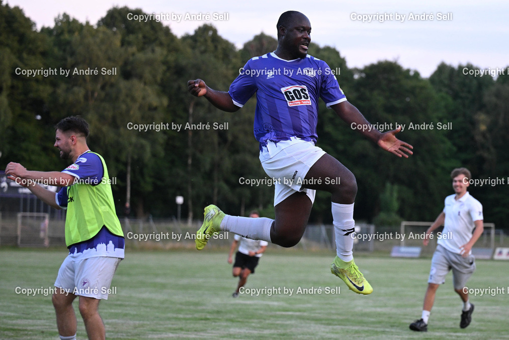 VfR Neumünster vs FC Kilia Kiel | Moshood Adesanya (VfR #99) bejubelt seinen Ausgleichstreffer zum 1-1 / Fußball-Oberliga Männer 2026/2027 / VfR Neumünster vs FC Kilia Kiel / Grümmi-Arena / Neumünster / 04.08.26 - Realisiert mit Pictrs.com