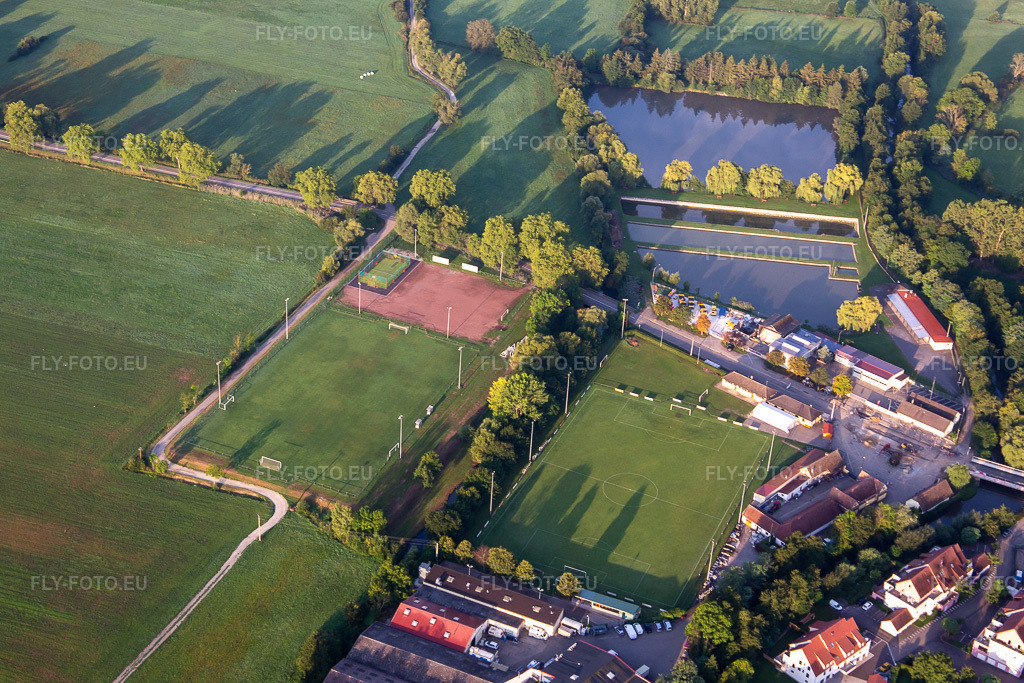 Vue aérienne: Stade de Football et AAPMA Hochfelden (Club de Pêche) à Hochfelden dans le département Bas Rhin, France – .Photo: IMG_138054.jpg prise le 19/08/2023 par Werner Riehm/FLY-FOTO.eu – Résolution de l'original: 4758 x 3172 px – APP HOCH