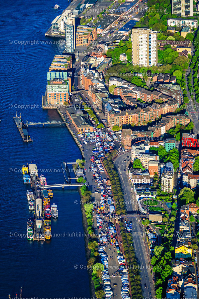 Hamburg_Altona_Fischmarkt_Fischauktionshalle_ELS_0920270425 | HAMBURG 27.04.2025 Besucher und Marktbeschicker St. Pauli Fischmarkt im Ortsteil Altonaer Fischmarkt in Hamburg, Deutschland. Weiterführende Informationen bei: Hafen Hamburg Marketing e.V. (HHM),  hamburg.de GmbH & Co. KG. // Visitors and market patrons at the St. Pauli fish market in the Altonaer Fischmarkt district in Hamburg, Germany. Further information at: Hafen Hamburg Marketing e.V. (HHM),  hamburg.de GmbH & Co. KG. Foto: Martin Elsen