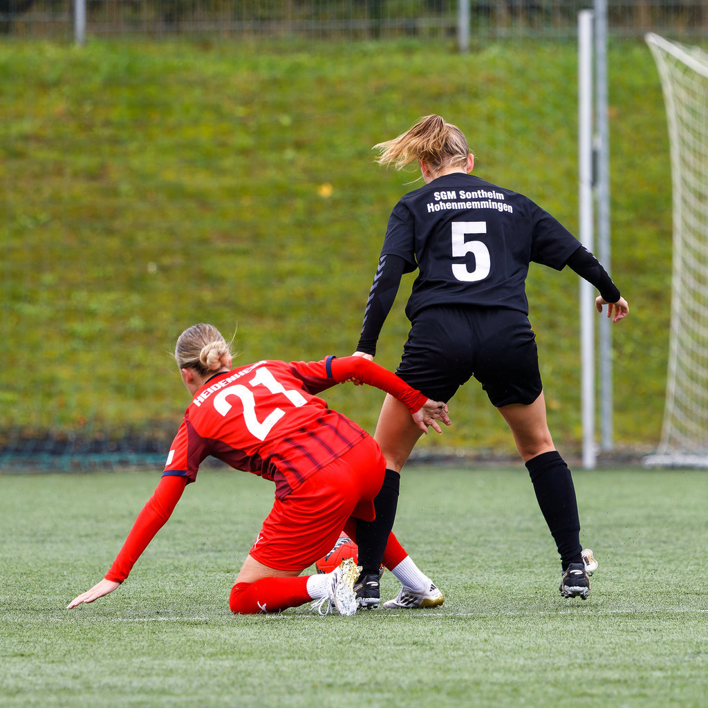 FCHHOH_251005_6842 | 1.FC Heidenheim 1846 II vs. SGM Hohenmemmingen/Sontheim, Fußball, Frauen, Bezirksliga, 2025/2026, 4. Spieltag, 05.10.2025 in Heidenheim, Kunstrasen b. Voith-Arena West(Foto: Michael Bulling) - Realisiert mit Pictrs.com