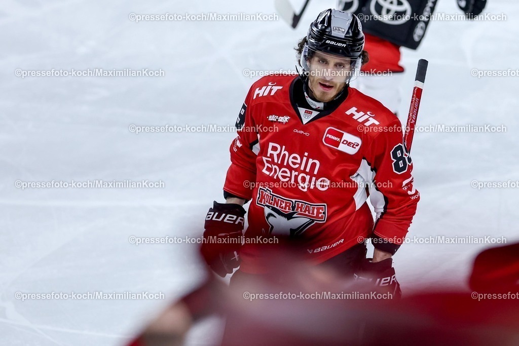 KEC1404251135 | 14.04.2025, Eishockey, DEL Play-offs, Kölner Haie - ERC Ingolstadt, Halbfinale Spiel 6, Lanxess-Arena Köln: Gregor MacLeod (Kölner Haie #89) 