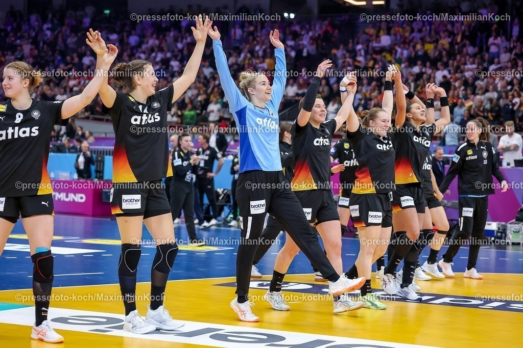 IHF09122502152 | 09.12.2025, Handball WM Frauen, Viertelfinale, Deutschland - Brasilien, 27th IHF Women's Handball World Championship, Westfalenhalle Dortmund: Freude nach dem Sieg und dem EInzug ins Halbfinale. Die Mannschaft feiert den Sieg unter Freudentränen zusammen auf dem Spielfeld und liegt sich glücklich in den Armen.  v.l. Marie Steffen (GER #14) Katharina Filter (GER #42) Alina Grijseels (GER #04) Lisa Antl (GER #09) Aimee von Pereira (GER #49) 