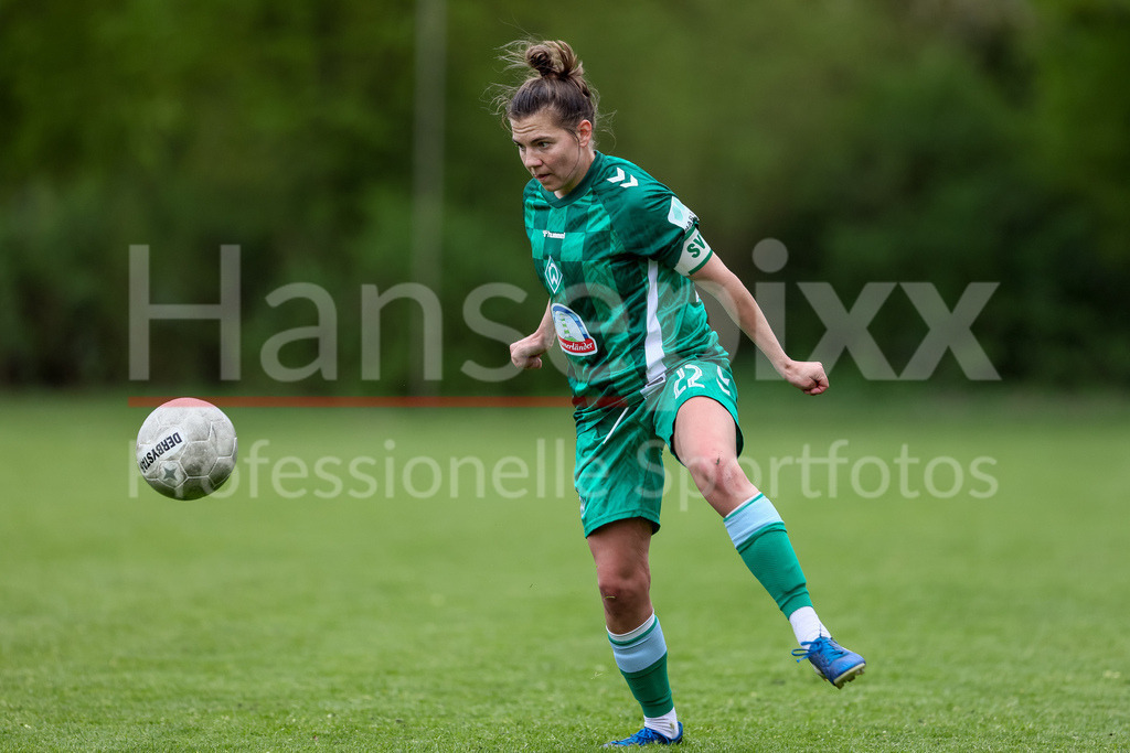 Fussball, Testspiel Frauen, ATS Buntentor - SV Werder Bremen | v.li.: Rieke Dieckmann (SV Werder Bremen, 22) am Ball, Freisteller, Einzelbild, Ganzkörper, Aktion, Action, Spielszene