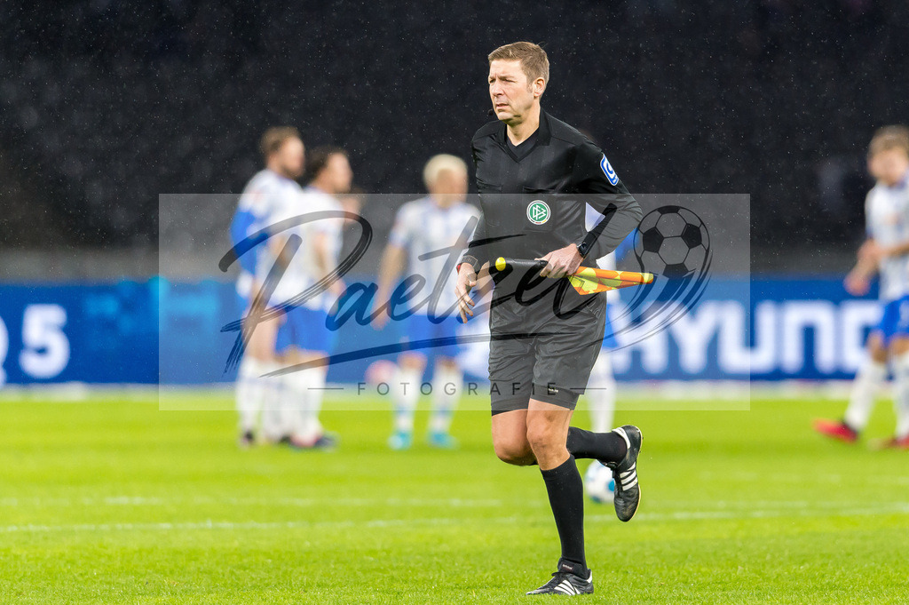BSCRBL20220220_118 | Fussball, Herren: Schiedsrichterassistent Guido Kleve schaut bei dem Spiel der 1. Bundesliga zwischen Hertha BSC und RB Leipzig im Olypiastadion am 20.02.2022 in Berlin, Deutschland.DFB / DFL REGULATIONS PROHIBIT ANY USE OF PHOTOGRAPHS AS IMAGE SEQUENCES AND/OR QUASI-VIDEO. - Realisiert mit Pictrs.com