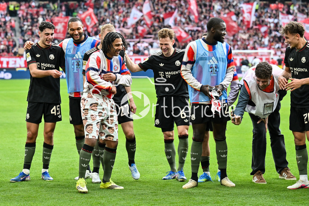 SC Freiburg - FC Bayern München | FREIBURG, GERMANY - 04. APRIL: die Spieler der Gäste feiern zusammen mit den Fans den 2-3 Auswärtssieg in Freiburg während dem Bundesligamatch zwischen dem SC Freiburg und dem FC Bayern München am 28. Spieltag im Europa-Park Stadion / DFL REGULATIONS PROHIBIT ANY USE OF PHOTOGRAPHS AS IMAGE SEQUENCES AND/OR QUASI-VIDEO / Serge GNABRY (FC Bayern Munich 7) und Leon GORETZKA (FC Bayern Munich 8)