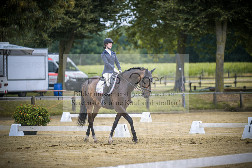 DOS_6859 | Entdecke hochwertige Reitturnierfotos von Foto Oger. Professionell, emotional und authentisch – jetzt Lieblingsmomente im Shop bestellen.Deutschlandweite Turnierfotografie. - Realisiert mit Pictrs.com