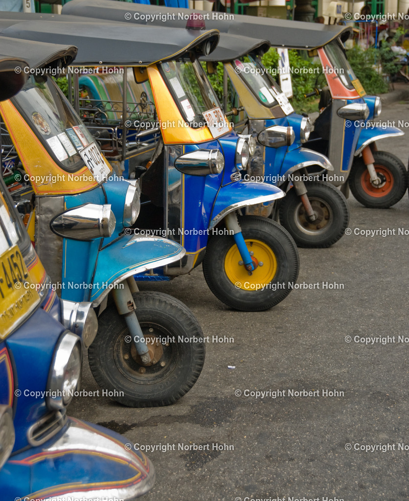 Reisefotografie - Asien - Thailand | Tuk Tuks in der thailändischen Hauptstadt Bangkok. - Realisiert mit Pictrs.com