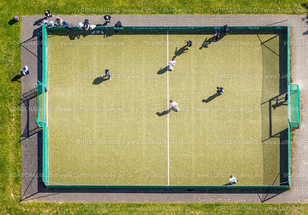 Witten260401688 | Luftbild, Jugendliche auf einem Fußball Minispielfeld an der Gesamtschule Hardenstein, Westherbede, Witten, Ruhrgebiet, Nordrhein-Westfalen, Deutschland