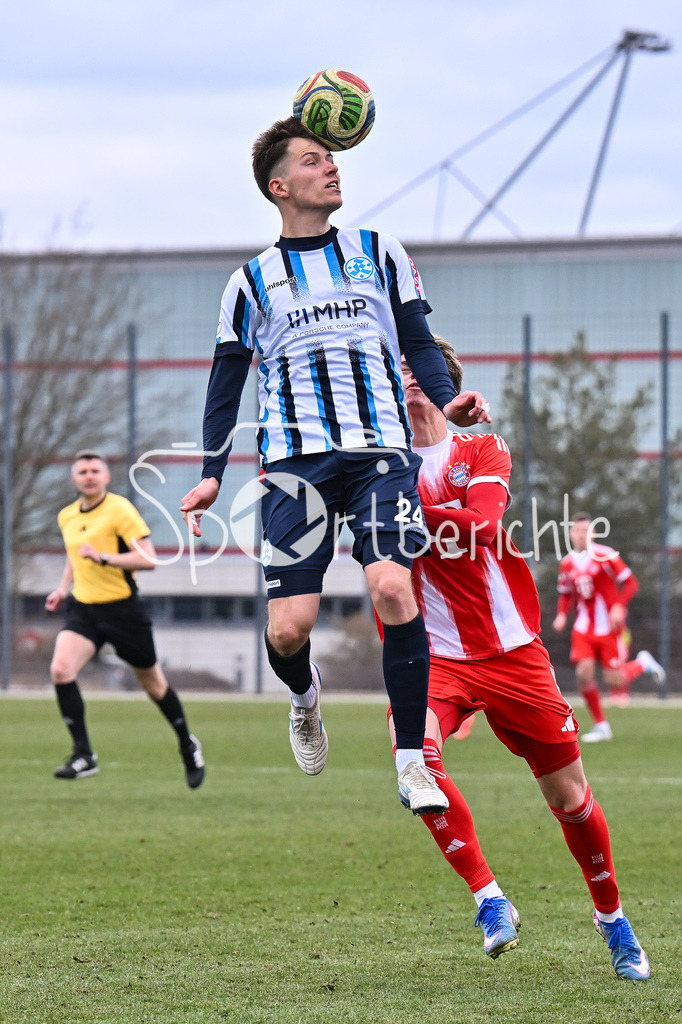 FC Bayern Amateure - Stuttgarter Kickers | MUNICH, GERMANY - 07. FEBRUARY: im Duell Vincent SCHWAB (Stuttgarter Kickers 24) und Guido DELLA ROVERE (FC Bayern München II 10) während dem Testspiel zwischen den Amateuren des FC Bayern und den Stuttgarter Kickers am FC Bayern Campus