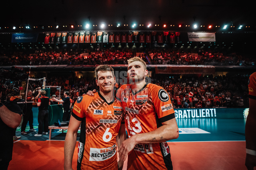 Volleyball | Herren | Saison 2024/2025 | 1. Volleyball Bundesliga Männer | Finale | BERLIN RECYCLING Volleys vs. SVG Lüneburg | 03.05.2025 | v.l. Johannes Tille (#6, Berlin Recycling Volleys) und Ruben Schott (#13, Berlin Recycling Volleys)