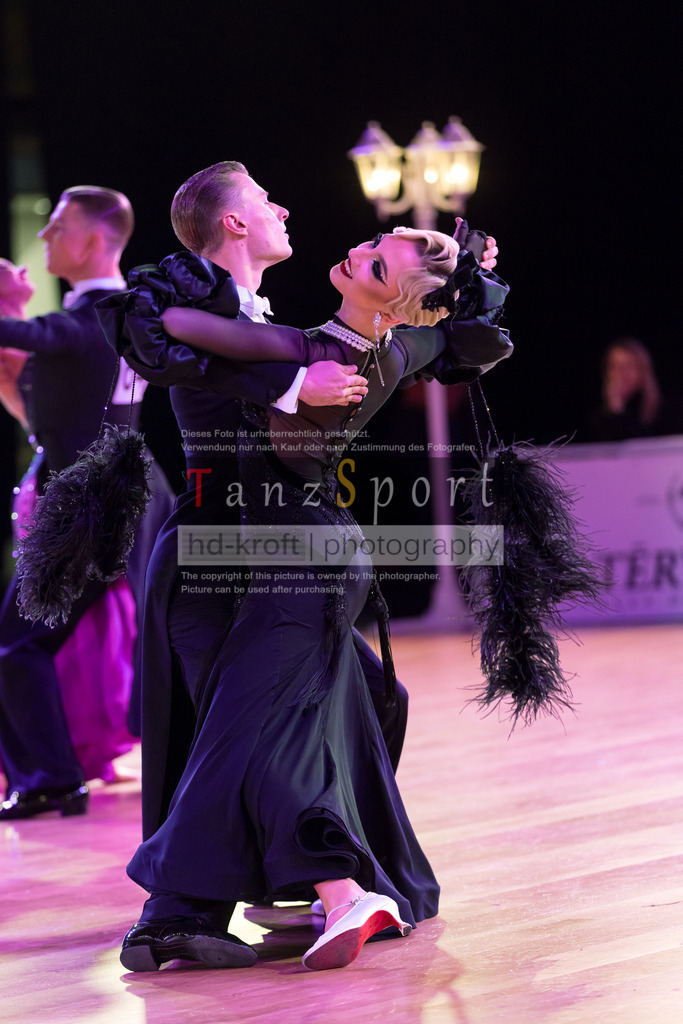 20241215_WDSF_Int_Open_Std-Riga-9773 | Tanzsportbilder, Standardtanz, Lateintanz, WDSF, DTV, LTVB, dancecomp, goc, hessen tanzt, blaues band der spree, walzer, tango, wiener walzer, slowfox, quickstepp, samba, rumba, cha-cha-cha, paso doble. jive, hd-kroft photography, turniertanzsport