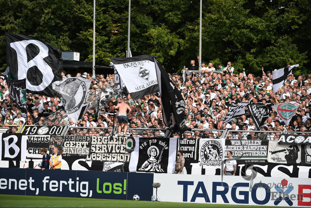 SV Atlas-Delmenhorst-Borussia Mönchengladbach | DFB-Pokal 1. Runde;SV Atlas Delmenhorst (gelb)-Borussia Mönchengladbach (schwarz) am 17.08.2025 in Oldenburg (Marschweg-Stadion), Photo: Philip Eiben 2025 - Realisiert mit Pictrs.com