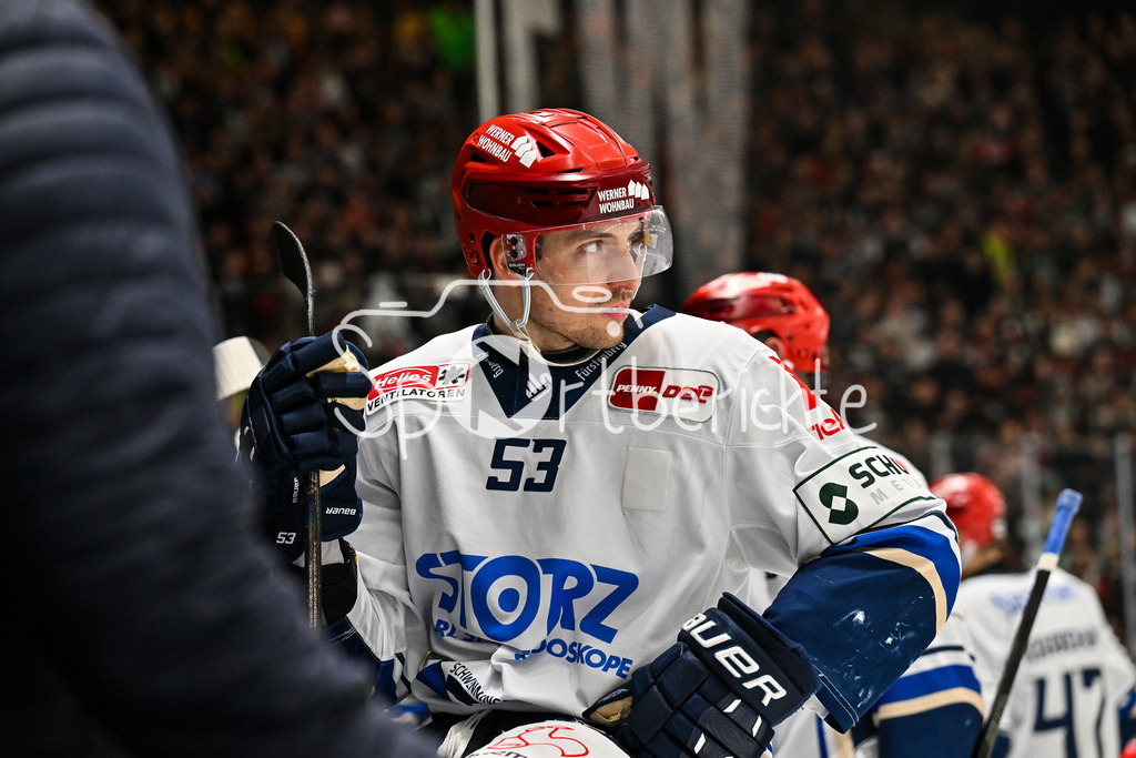 Augsburger Panther - Schwenninger Wild Wings | AUGSBURG, DEUTSCHLAND - 2. NOVEMBER: Alex TRIVELLATO (Schwenninger Wild Wings 53) auf der Bande beim Ligaspiel zwischen den Augsburger Panthern und den Schwenninger Wild Wings am 17. Spieltag der Penny DEL im Curt Frenzel Stadion am 02.11.2025