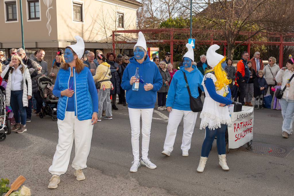 Umzug2025-152_9814 | Fotostrecke: FASCHINGSUMZUG 2025 in Loosdorf. 22 Masken(gruppen)-Teilnehmer: Loosdorfer Vereine, Wirtschaftstreibende, Gemeindeabordnungen sowie Kreditinstitute. rund 700 Besucher entlang der Hauptstrasse. Veranstaltungs-Sicherung durch Mannschaft der FF-Loosdorf mit schwerem Gerät. Maskenprämierung am EKZ-Platz durch Bgm. Thomas Vasku in den Kategorien: Bester Festwagen (Fa. gkonzept-Groissenberger; Beste Personengruppe-ASK-Loosdorf; Beste Einzelperson; Weiteste Anreise-FF Schollach;