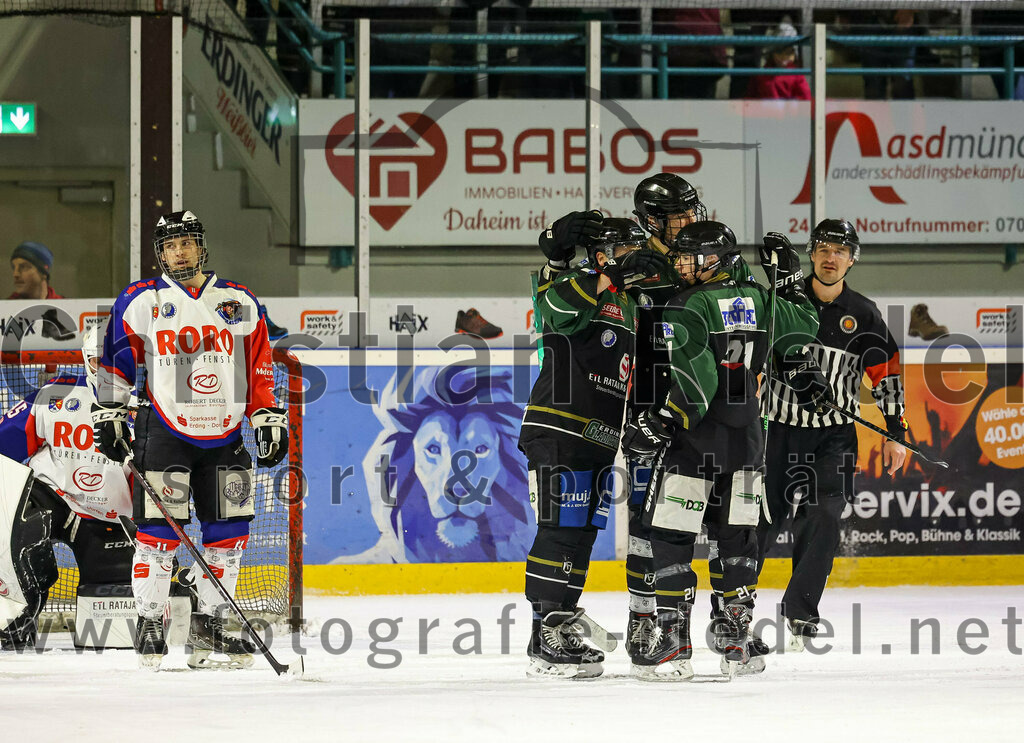 2023-01-22_080_Eishockey_TSV_Erding_gegen_ESC_Dorfen | Erding, Deutschland, 22.01.2023:
Eishockey, Bayernliga 2022 / 2023, 29. Spieltag, TSV Erding gegen ESC Dorfen, Endergebnis: 6:2

Torwart Maximilian Englbrecht (ESC Dorfen, #45), Benedikt Dietrich (ESC Dorfen, #11), Sebastian Busch (Erding Gladiators, #11), Erik Modlmayr (Erding Gladiators, #21)

Foto: Christian Riedel / fotografie-riedel.net