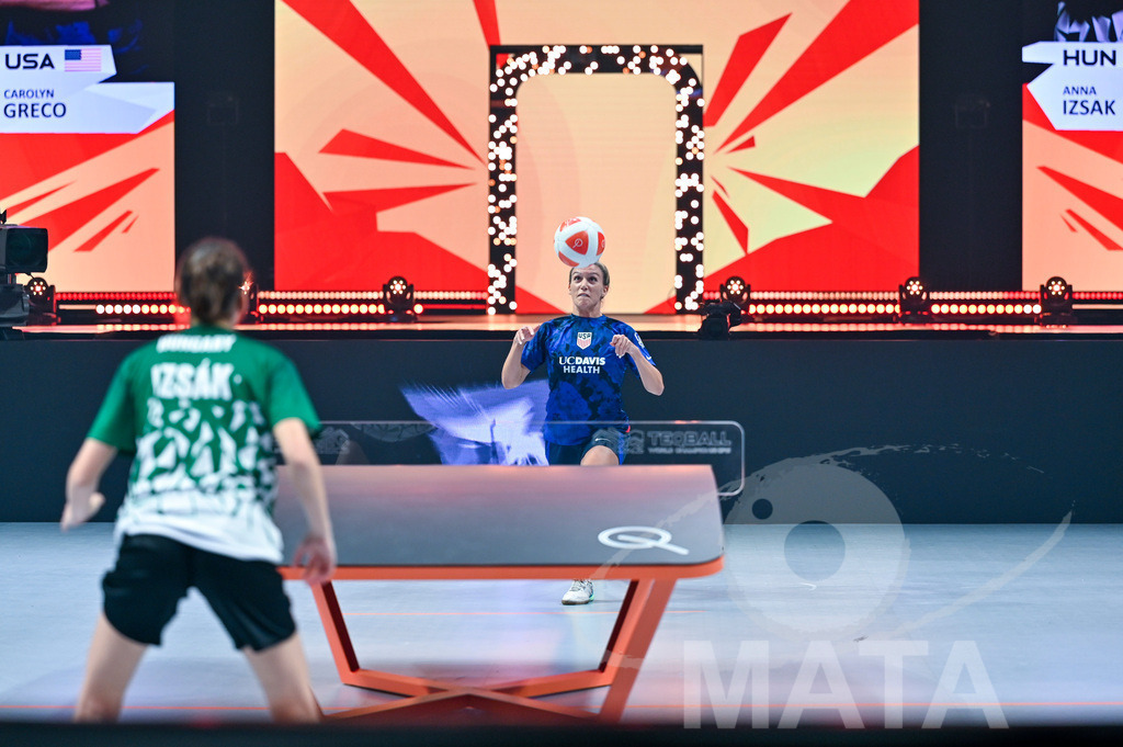 _DWI5961 | Anna Iszak vs Carolyn Greco beim Frauen- Single  Ungarn vs. USA bei der Teqball Weltmeisterschaft 2022 in der Kia Metropole Arena. Nürnberg, 27.11.2022 - Realisiert mit Pictrs.com
