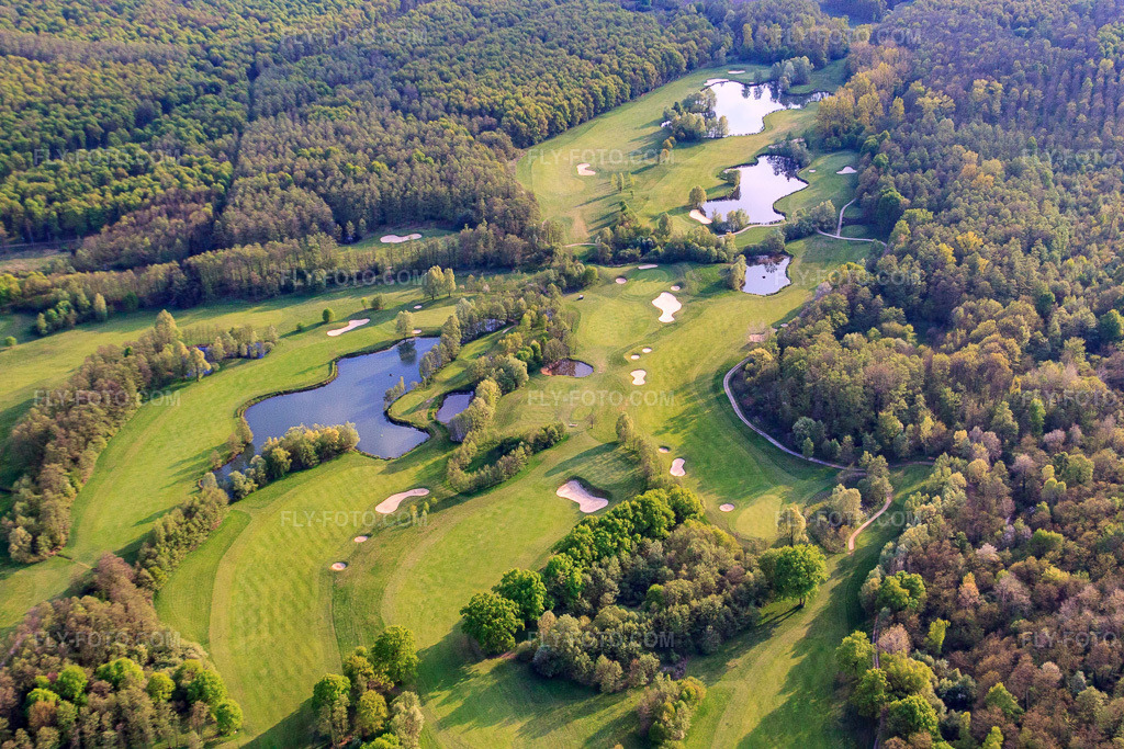 Aerial view: Ponds and greens at the Baden-Baden Golf Club Soufflenheim in Soufflenheim in the state Bas-Rhin, France. – Photo: IMG_39500.jpg taken on 04/14/2011 by Werner Riehm/FLY-FOTO.com – Resolution of the original: 4752 x 3168 px