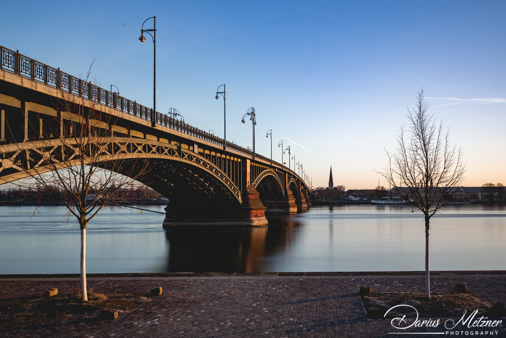 Theodor-Heuss-Brücke in Mainz | Die Theodor-Heuss-Brücke verbindet über den Rhein die Landeshauptstadt Mainz mit dem Ortsbezirk Mainz-Kastel von Wiesbaden. 