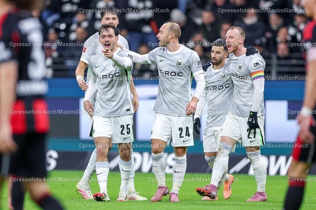SGE30112501106 | 30.11.2025, Fußball, Eintracht Frankfurt - VfL Wolfsburg, 1. Fußball Bundesliga, 12. Spieltag, Deutsche-Bank-Park (Frankfurt am Main), Saison 2025 2026: Torjubel nach dem Tor zum 1:0 durch Torschütze Aaron Zehnter&nbsp;(VfL Wolfsburg #25)  zusammen mit  Mohamed Amoura&nbsp;(VfL Wolfsburg #09) DFB Regulations prohibit any use of photographs as image sequences and or quasi-video.