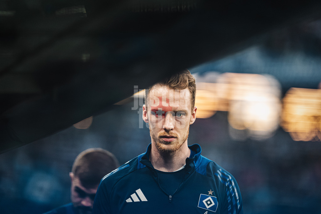 Fußball | Männer | Saison 2024/2025 | 2. Fußball-Bundesliga | 27. Spieltag | Hamburger SV vs. SV 07 Elversberg | 28.03.2025 | Sebastian Schonlau (#4, HSV) auf dem Weg zur Bank