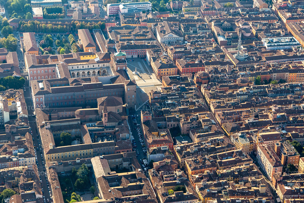 Aerial view: Accademia Militare di Modena in Piazza Roma in Modena in the state Modena, Italy. – Photo: IMG_134874.jpg taken on 09/20/2022 by Werner Riehm/FLY-FOTO.com – Resolution of the original: 5200 x 3467 px – WWW.ESERCITO.DIFESA.IT