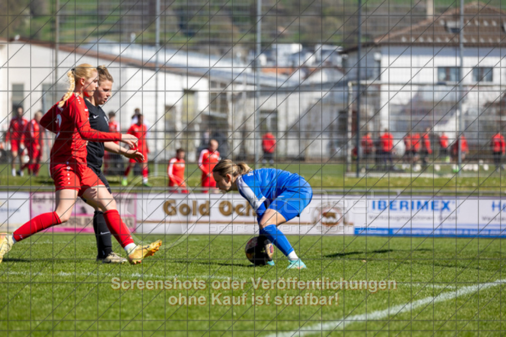 20250406_144807_0476 | #,1.FC Donzdorf (rot) vs. SV Jungingen (schwarz), Fussball, Frauen-Verbandsliga Württemberg, 16. Spieltag, Saison 2024/2025, Rasenplatz Lautertal Stadion, Süßener Straße 16, 73072 Donzdorf, 06.04.2025 - 13:00 Uhr,Foto: PhotoPeet-Sportfotografie/Peter Harich