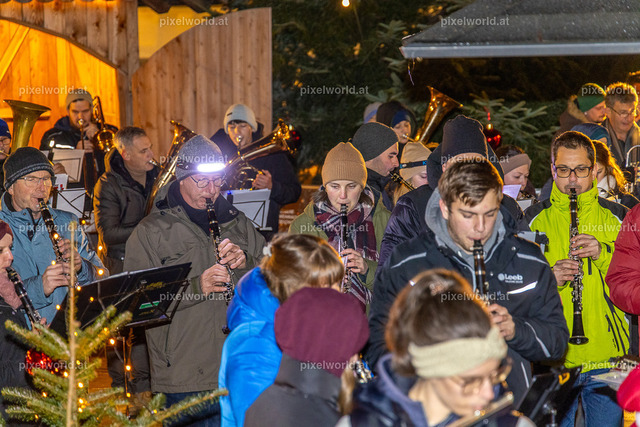 Blasmusikkonzert am Christkindlmarkt | Bildershop von pixelworld.at - Realisiert mit Pictrs.com
