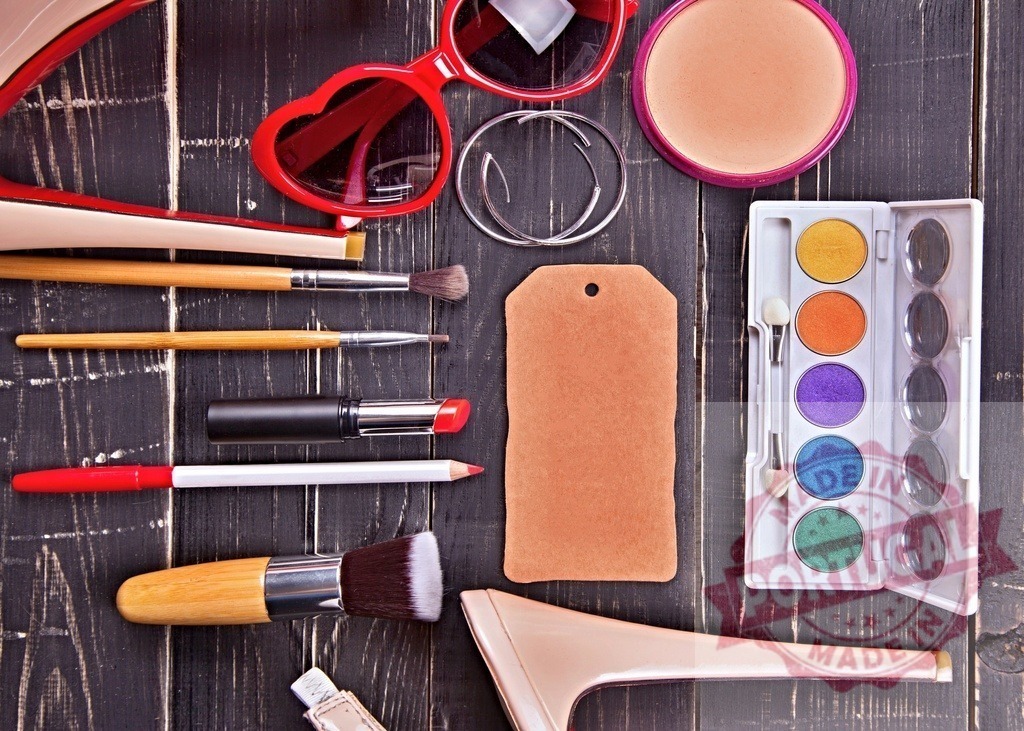 Modern fashion and beauty accessories on wood background | Assorted makeup products and fashion accessories laying on a dark distressed wooden tabletop - Realized with Pictrs.com