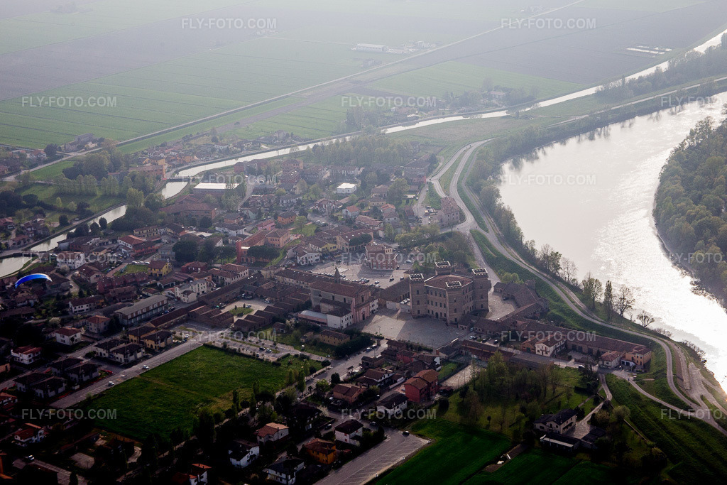 Aerial view: View of the town in Mesola in the state Ferrara, Italy. – Photo: IMG_087292.jpg taken on 04/05/2016 by Werner Riehm/FLY-FOTO.com – Resolution of the original: 5338 x 3558 px