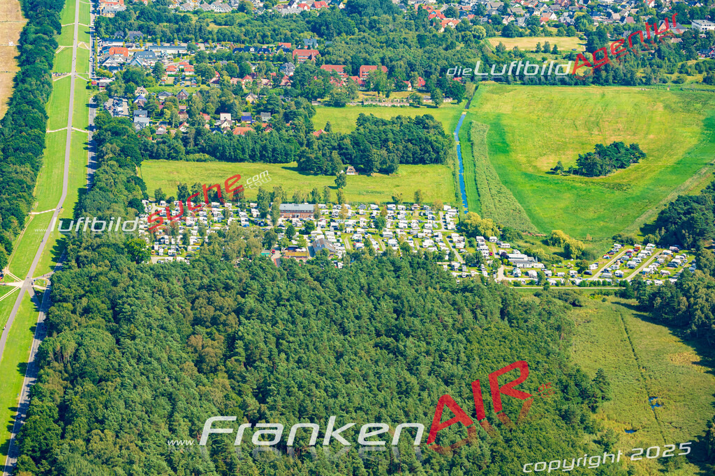 Klassische Luftaufnahme ohne Drohne zeigt:Campingplatz bei Zingst - Die Luftbildaufnahme wurde 2025 vom UL-Flugzeug heraus erstellt ( keine Drohnenaufnahme ) - Hochauflösende Luftaufnahme -Nicht vergleichbar mit Google Maps oder Satelittenbilder- Die Geschenkidee !Mit Lizenz und Bildrechte bestellbar