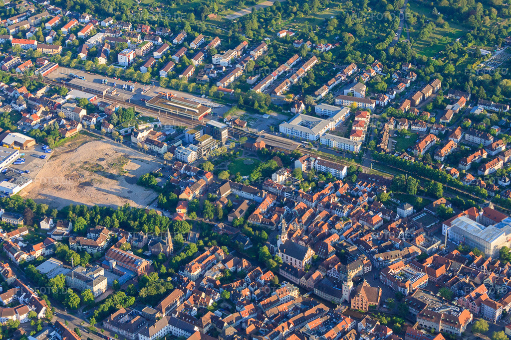 Luftbild: Albstraße ins Albta mit dem abgerissenen Gelände für den Simon-Bernheimer-Weg am Mühlkanal und AVG Albtal-Verkehrs-Gesellschaft mbH - Betriebshof und Werkstatt Ettlingen in Ettlingen im Bundesland Baden-Württemberg in Deutschland. Foto: IMG_57411.jpg vom 06.06.2013 durch Werner Riehm/FLY-FOTO.deAuflösung des Originals: 4520 x 3014 pxAVG - Albtal-Verkehrs-Gesellschaft