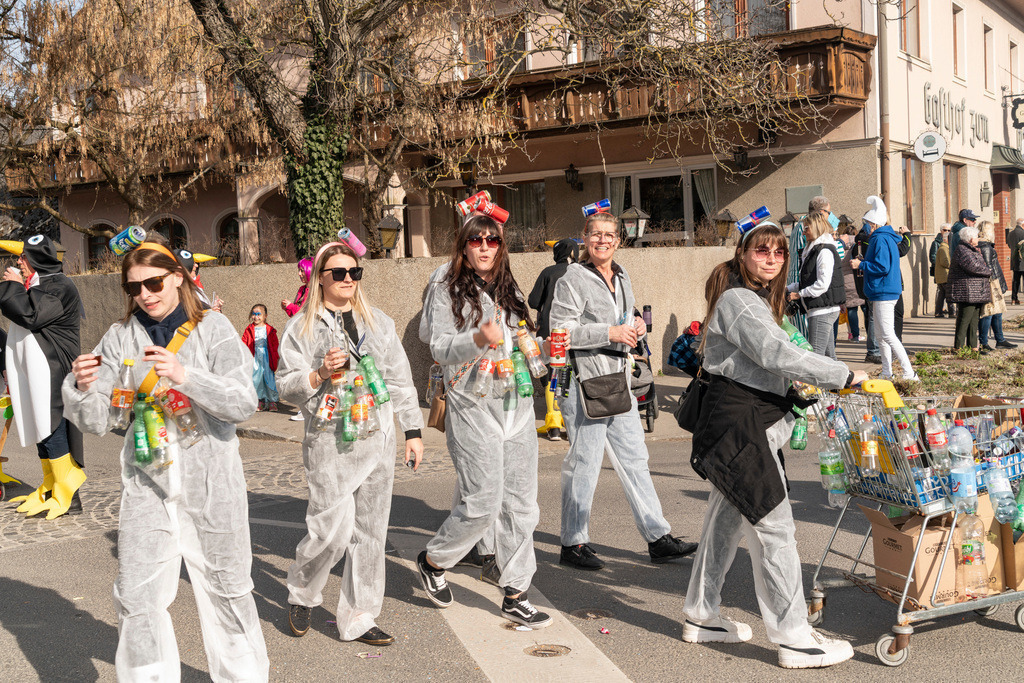 Umzug2025-051_8917 | Fotostrecke: FASCHINGSUMZUG 2025 in Loosdorf. 22 Masken(gruppen)-Teilnehmer: Loosdorfer Vereine, Wirtschaftstreibende, Gemeindeabordnungen sowie Kreditinstitute. rund 700 Besucher entlang der Hauptstrasse. Veranstaltungs-Sicherung durch Mannschaft der FF-Loosdorf mit schwerem Gerät. Maskenprämierung am EKZ-Platz durch Bgm. Thomas Vasku in den Kategorien: Bester Festwagen (Fa. gkonzept-Groissenberger; Beste Personengruppe-ASK-Loosdorf; Beste Einzelperson; Weiteste Anreise-FF Schollach;