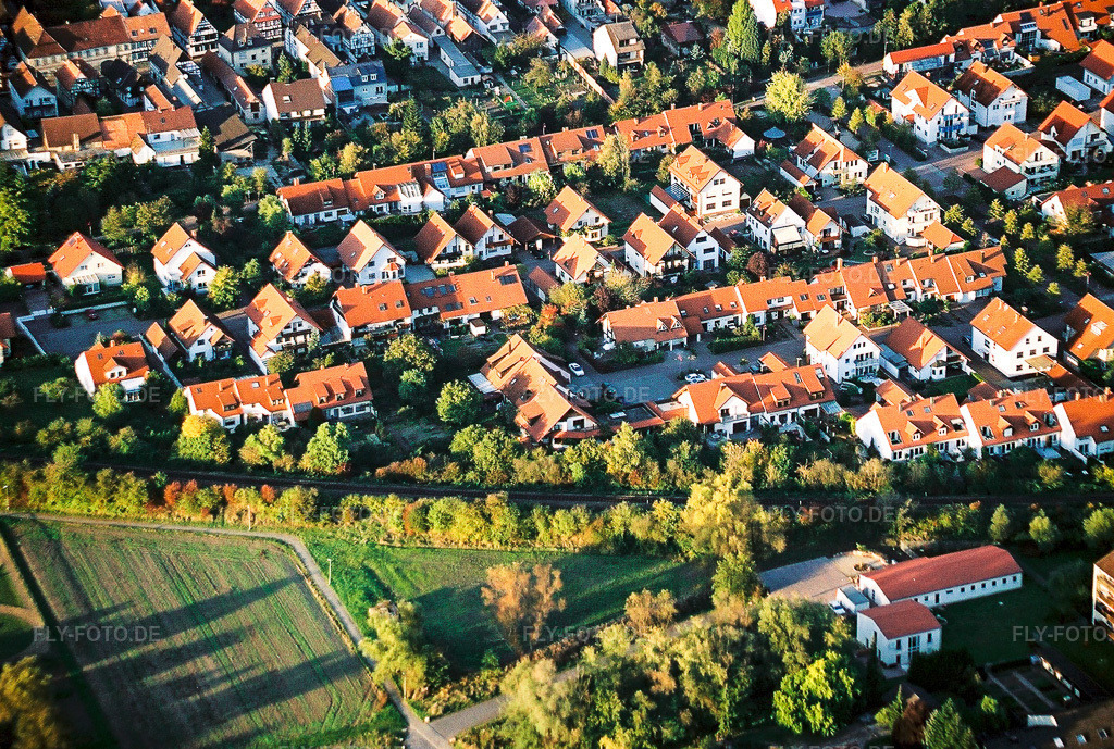 Luftbild: Neubau- Wohngebiet einer Einfamilienhaus- Siedlung Kandel Im Kirschgarten in Kandel im Bundesland Rheinland-Pfalz in Deutschland. Foto: NEG564402.jpg vom 18.10.2005 durch Werner Riehm/FLY-FOTO.de