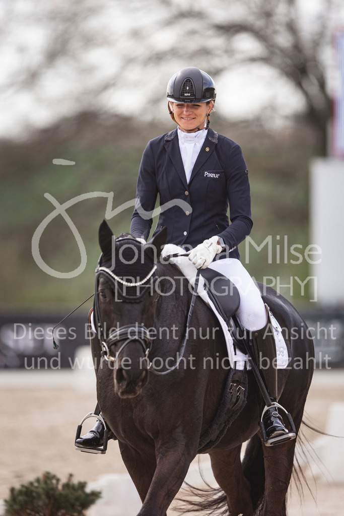 250416_Dressurpferde-L-211 | Deine schönsten Turniermomente als professionelle Fotos! Entdecke hochwertige Pferdesport-Fotografie im Online-Shop. Jetzt Fotos finden & bestellen!