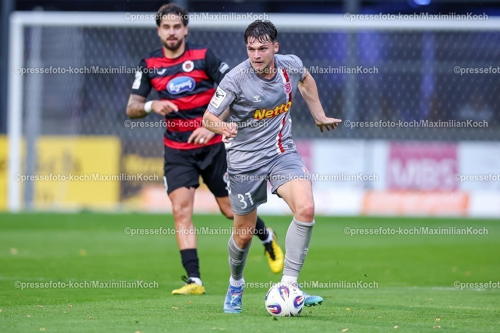 FCVK29082501027 | 29.08.2025, Fußball, FC Viktoria Köln – SSV Jahn Regensburg, 3.Liga, Sportpark Höhenberg, Saison 2025 2026: Lex-Tyger Lobinger (Viktoria Koeln #09) im Zweikampf gegen  Leo Mätzler (Jahn Regensburg #31) DFB regulations prohibit any use of photographs as image sequences and or quasi-video.