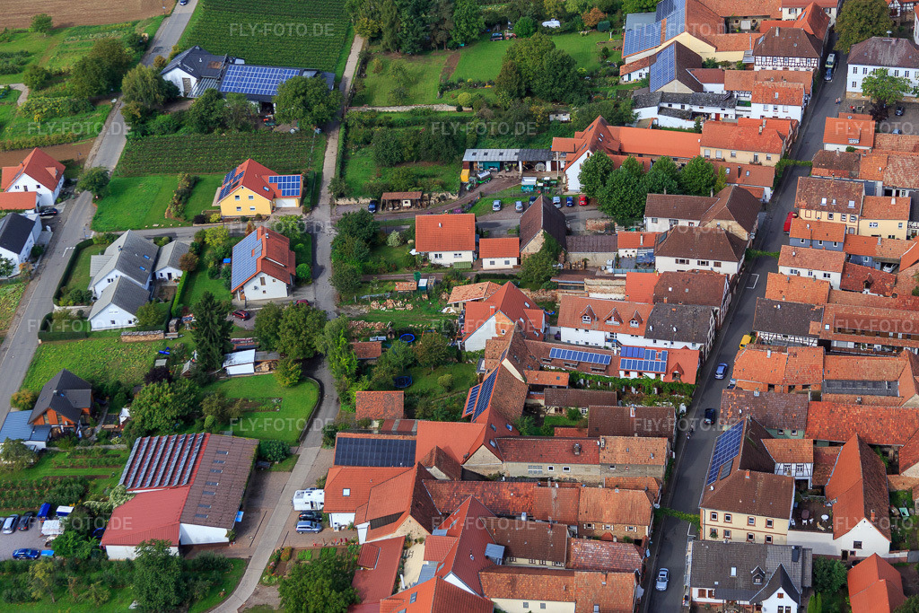 Luftbild: Am Pfarrgarten im Ortsteil Heuchelheim in Heuchelheim-Klingen im Bundesland Rheinland-Pfalz in Deutschland. Foto: IMG_072677.jpg vom 19.09.2014 durch Werner Riehm/FLY-FOTO.deAuflösung des Originals: 5472 x 3648 px