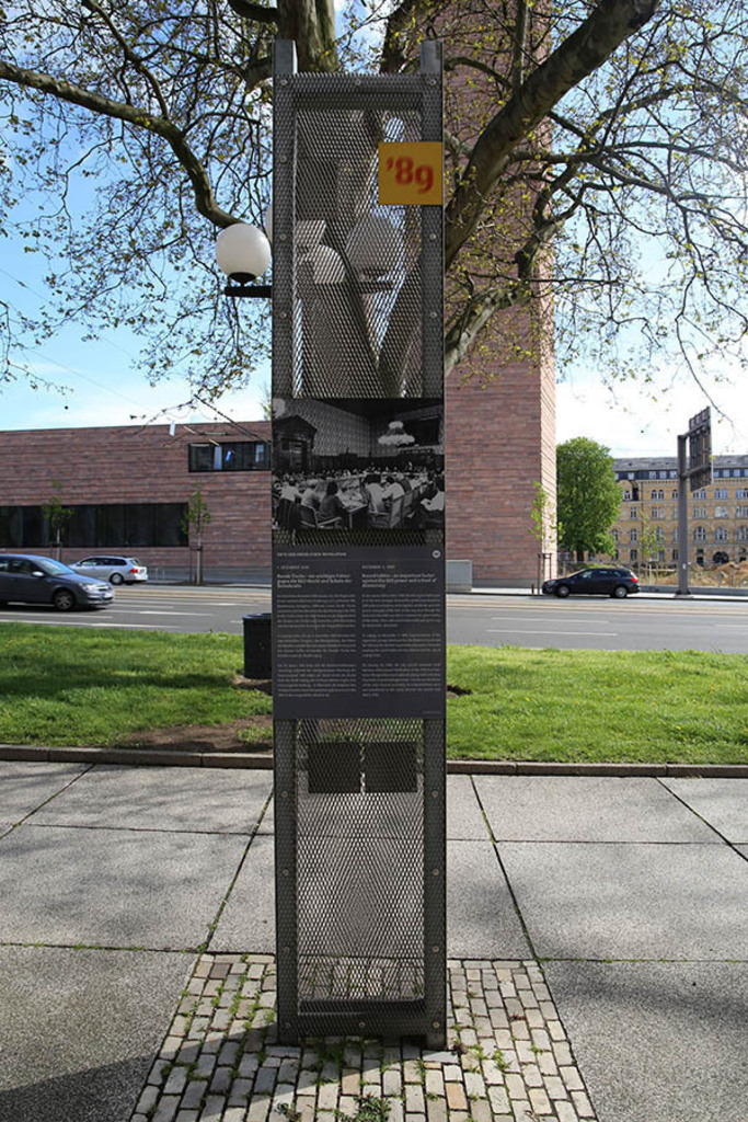 Foto: Leipzig - Orte der Friedlichen Revolution - Stelenprojekt - Stele Nr. 18 Runde Tische | Das Team hinter BILDLEXIKON LEIPZIG bündelt historische wie aktuelle Informationen über die Stadt Leipzig in Text und Bild auf einer Plattform und stellt diese der interessierten Öffentlichkeit zur Verfügung.
