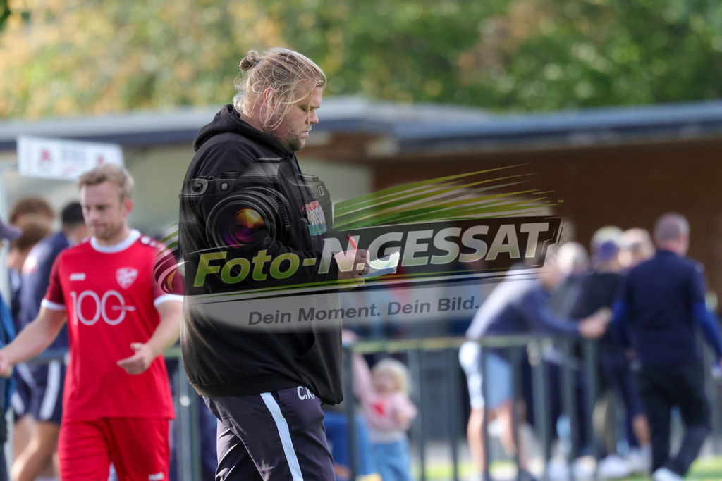 VfL Holsen - TV Elverdissen | Auf dem Bild zu sehen: TV Elverdissen Trainer: Christoph Kampe  VfL Holsen, TV Elverdissen, Saison 26/27, Kreisliga A, Holsen, Deutschland - Realisiert mit Pictrs.com