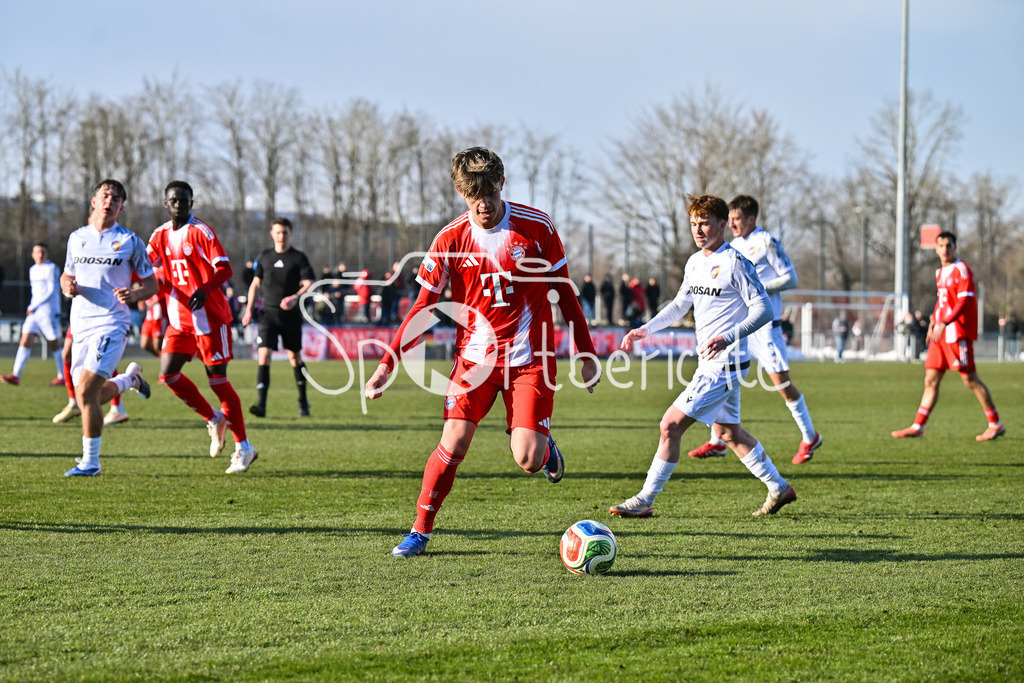 FC Bayern Amateure - FC Viktoria Pilsen U23 | MUNICH, GERMANY - 03. FEBRUARY: am Ball Guido DELLA ROVERE (FC Bayern München II 10) während dem Testspiel zwischen den Amateuren des FC Bayern und dem FC Viktoria Pilsen B am FC Bayern Campus