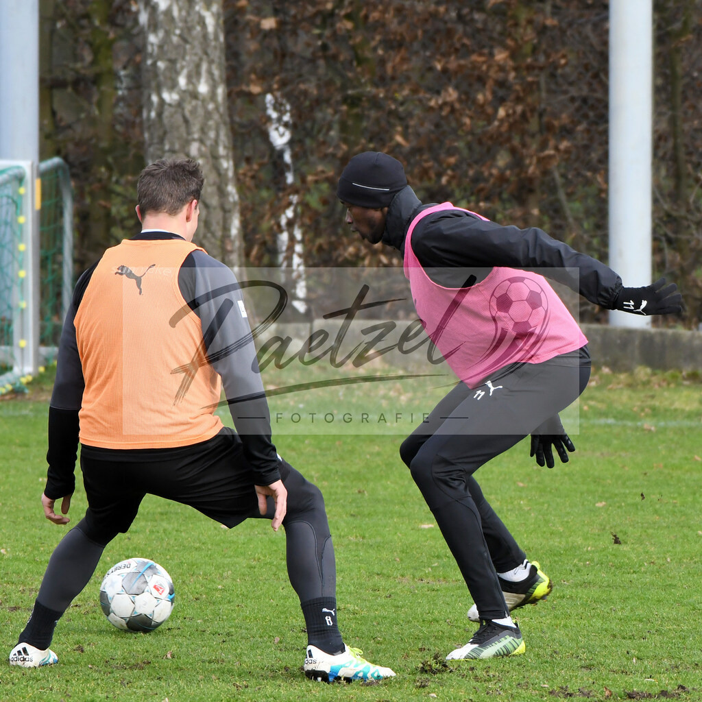 20200130_TRAOSN_0069 | Fußball, Herren: Ulrich Taffertshofer (VfL Osnabrueck) und Assan Ceesay (VfL Osnabrueck) im Zweikampf waehrend der Trainingseinheit des VfL Osnabrueck im Sportpark Illoshoehe am 30.01.2020 in Osnabrueck, Deutschland. - Realisiert mit Pictrs.com
