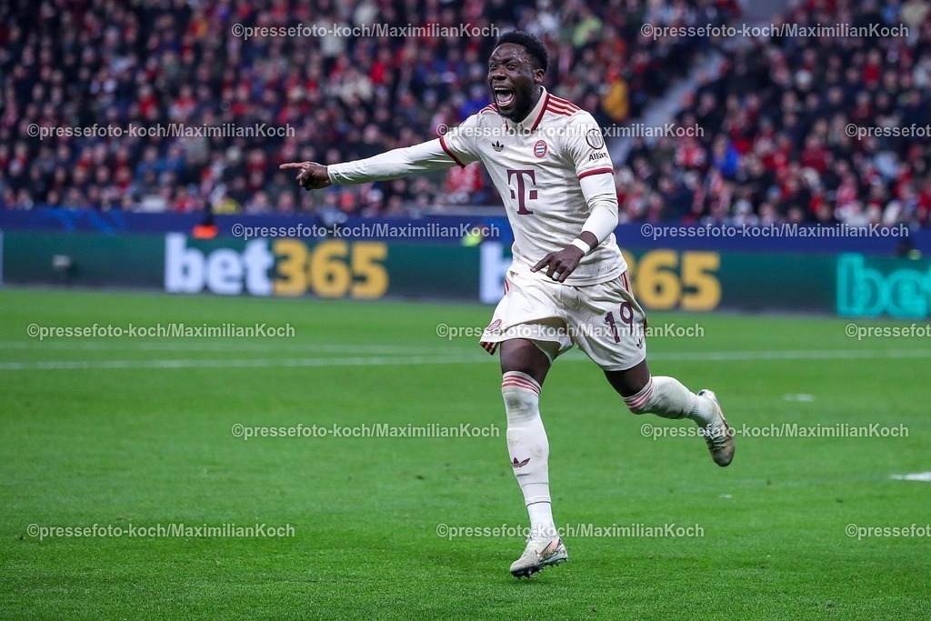 UCL11032502438 | 11.03.2025, Fußball, UEFA Champions League, Bayer 04 Leverkusen - FC Bayern München, Achtelfinale Rückspiel, BayArena, Saison 2024 2025: Torjubel nach dem 2:0 durch Torschütze Alphonso Davies (FC Bayern #19). DFB regulations prohibit any use of photographs as image sequences and or quasi-video.