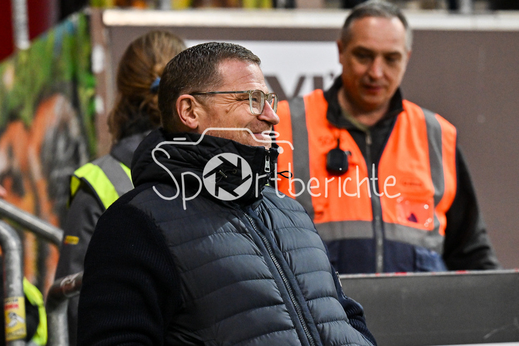 FC St. Pauli - FC Bayern München | ST. PAULI, DEUTSCHLAND - 11. APRIL: im Bild Max EBERL - Sportvorstand des FC Bayern / Einzelfoto / Freisteller während dem Bundesligamatch zwischen dem FC St. Pauli und dem FC Bayern München am 29. Spieltag im Millerntor Stadion / DFL REGULATIONS PROHIBIT ANY USE OF PHOTOGRAPHS AS IMAGE SEQUENCES AND/OR QUASI-VIDEO